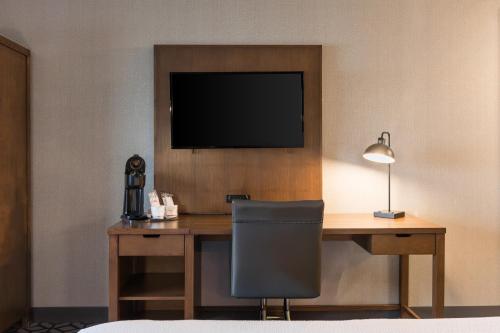 Habitación adaptada para personas con discapacidad - 2 camas grandes - No fumadores del hotel Niagara Riverside Resort, Bw Premier Collection. Foto 6