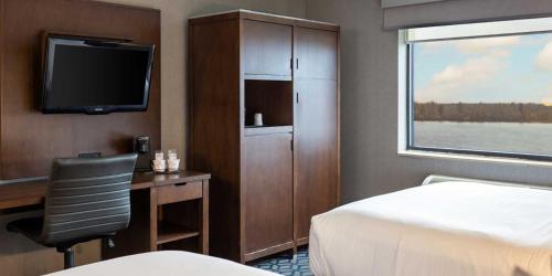 Habitación Estándar con cama grande y vistas al río del hotel Niagara Riverside Resort, Bw Premier Collection. Foto 5