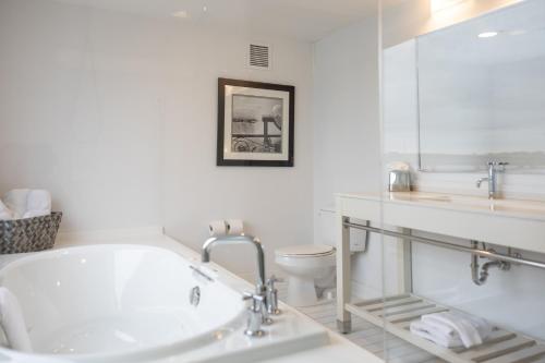 Habitación Premium con cama extragrande y vistas al río del hotel Niagara Riverside Resort, Bw Premier Collection. Foto 5