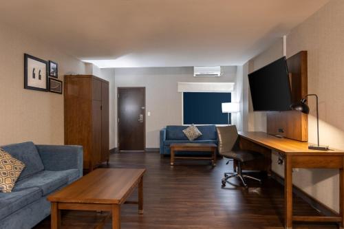 Suite de 1 dormitorio con cama grande del hotel Niagara Riverside Resort, Bw Premier Collection. Foto 1