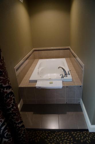 Habitación con cama extragrande y bañera de hidromasaje del hotel Aashram By Niagara River. Foto 2