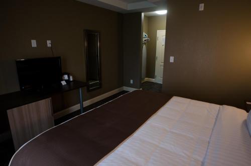 Habitación con cama extragrande. del hotel Aashram By Niagara River. Foto 3