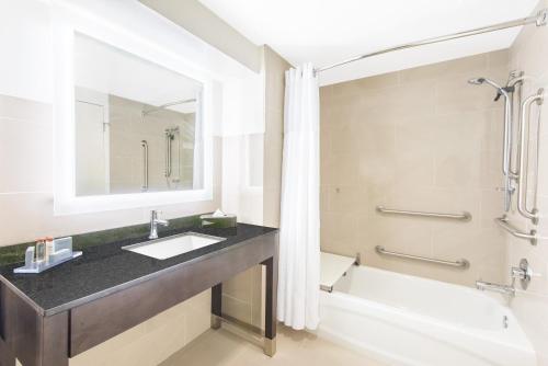 Habitación - 1 cama extragrande - No fumadores del hotel Wingate By Wyndham Niagara Falls