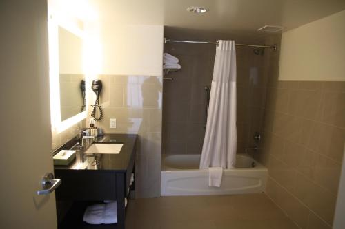 Habitación Familiar con bañera - Adaptada para personas con movilidad reducida/discapacidad auditiva - No fumadores del hotel Wingate By Wyndham Niagara Falls. Foto 1