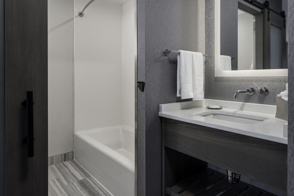 Habitación estándar, 2 camas dobles del hotel Voco The Cadence, An Ihg. Foto 5