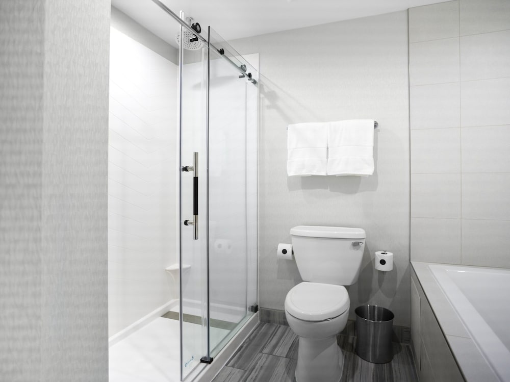 Habitación estándar, 1 cama de matrimonio grande del hotel Voco The Cadence, An Ihg. Foto 5