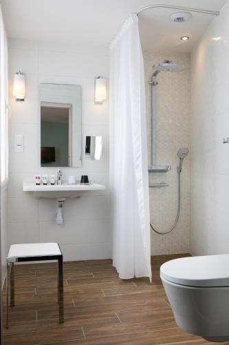 Habitación Triple Confort del hotel Des Nations Saint Germain. Foto 4