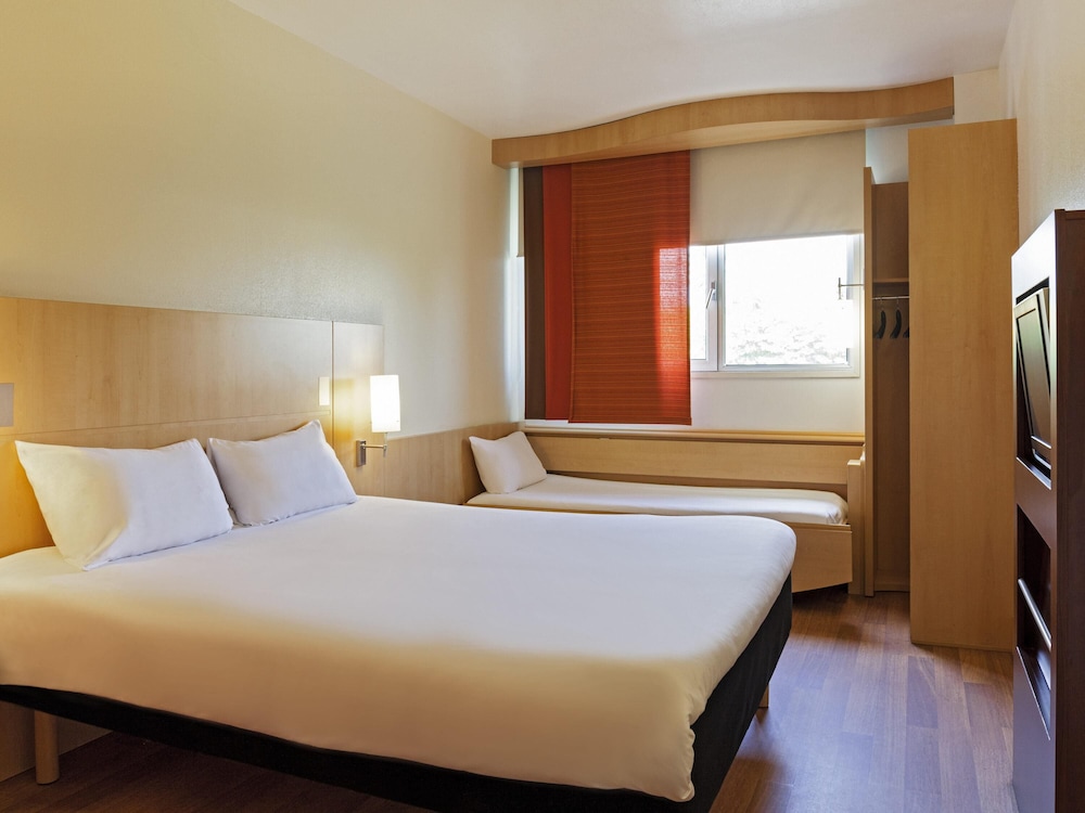 Habitación estándar doble, varias camas del hotel Ibis Paris Porte D'italie
