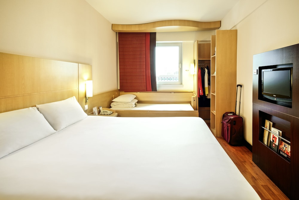 Habitación estándar doble, varias camas del hotel Ibis Paris Porte D'italie. Foto 1