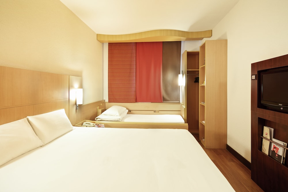 Habitación estándar doble, varias camas del hotel Ibis Paris Porte D'italie. Foto 2