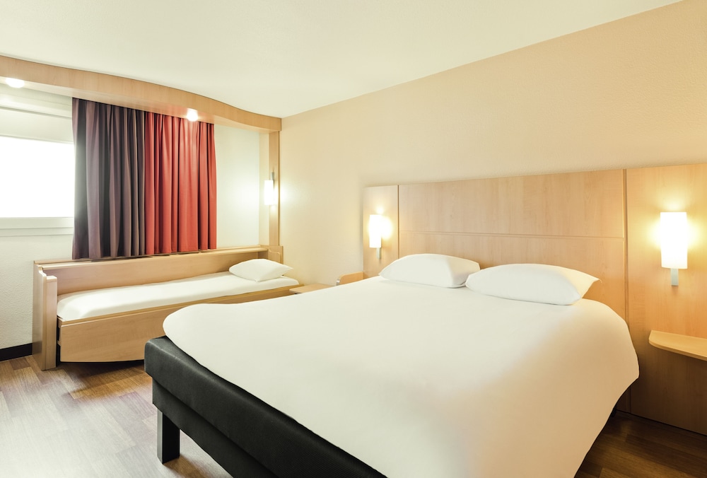 Habitación estándar doble, varias camas del hotel Ibis Paris Porte D'italie. Foto 3