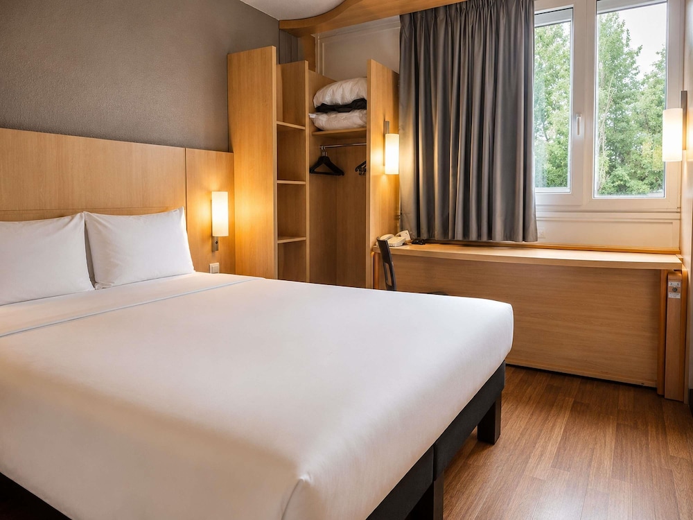 Habitación estándar doble, varias camas del hotel Ibis Paris Porte D'italie. Foto 9