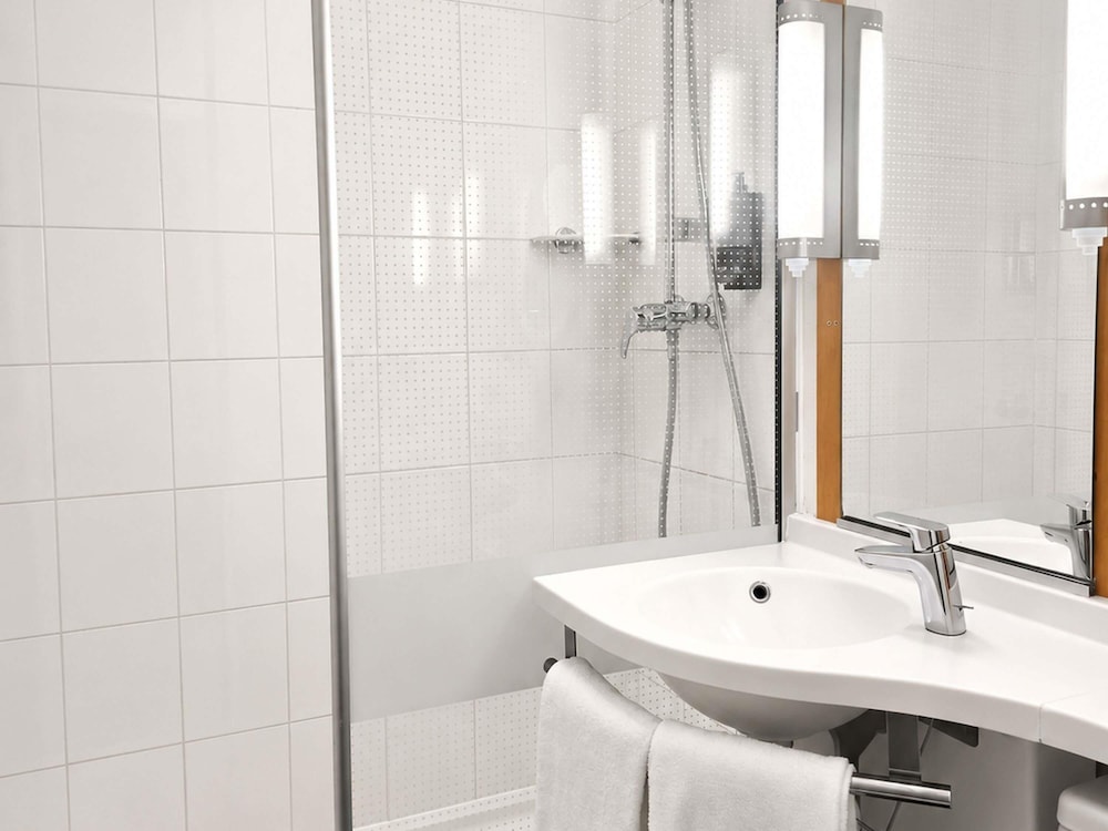 Habitación estándar doble, 3 camas individuales del hotel Ibis Paris Porte D'italie. Foto 2