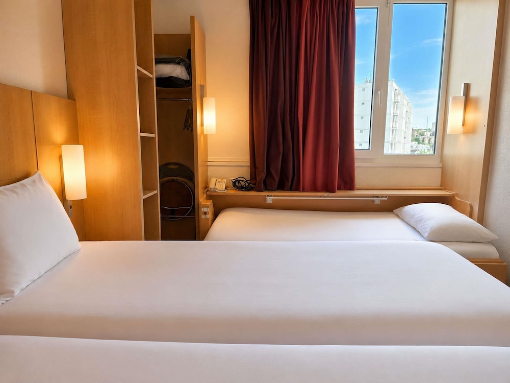 Habitación estándar doble, 3 camas individuales del hotel Ibis Paris Porte D'italie. Foto 4