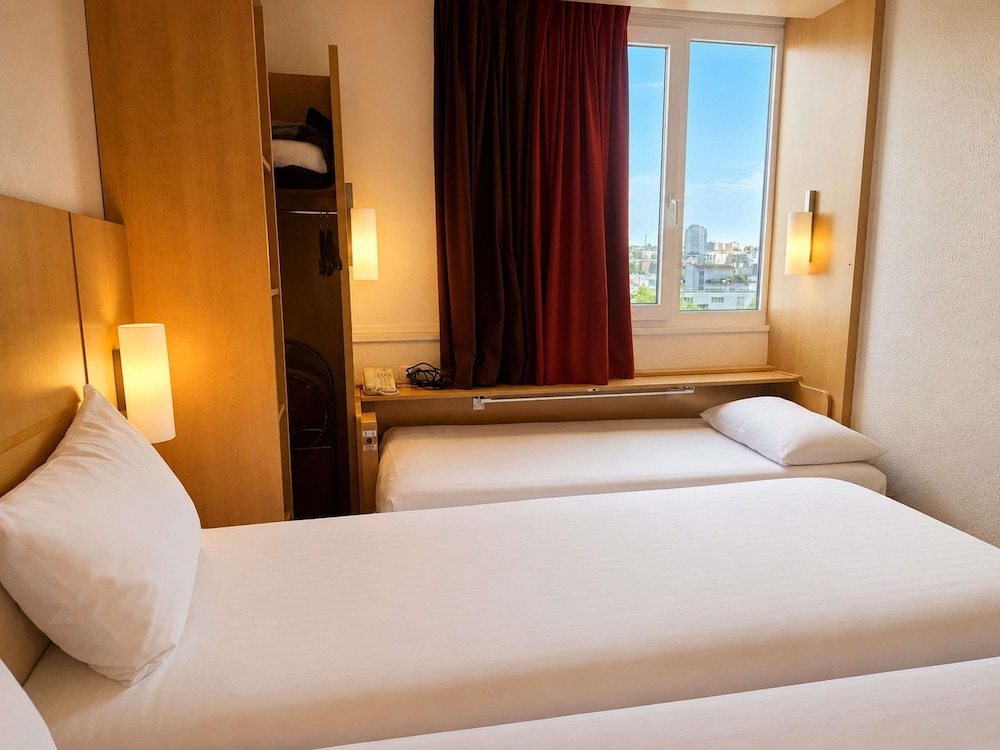Habitación estándar doble, 3 camas individuales del hotel Ibis Paris Porte D'italie. Foto 5