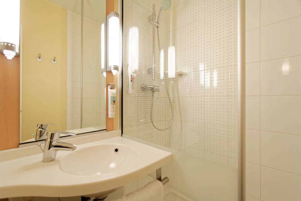 Habitación estándar, 2 camas individuales del hotel Ibis Paris Porte D'italie. Foto 9
