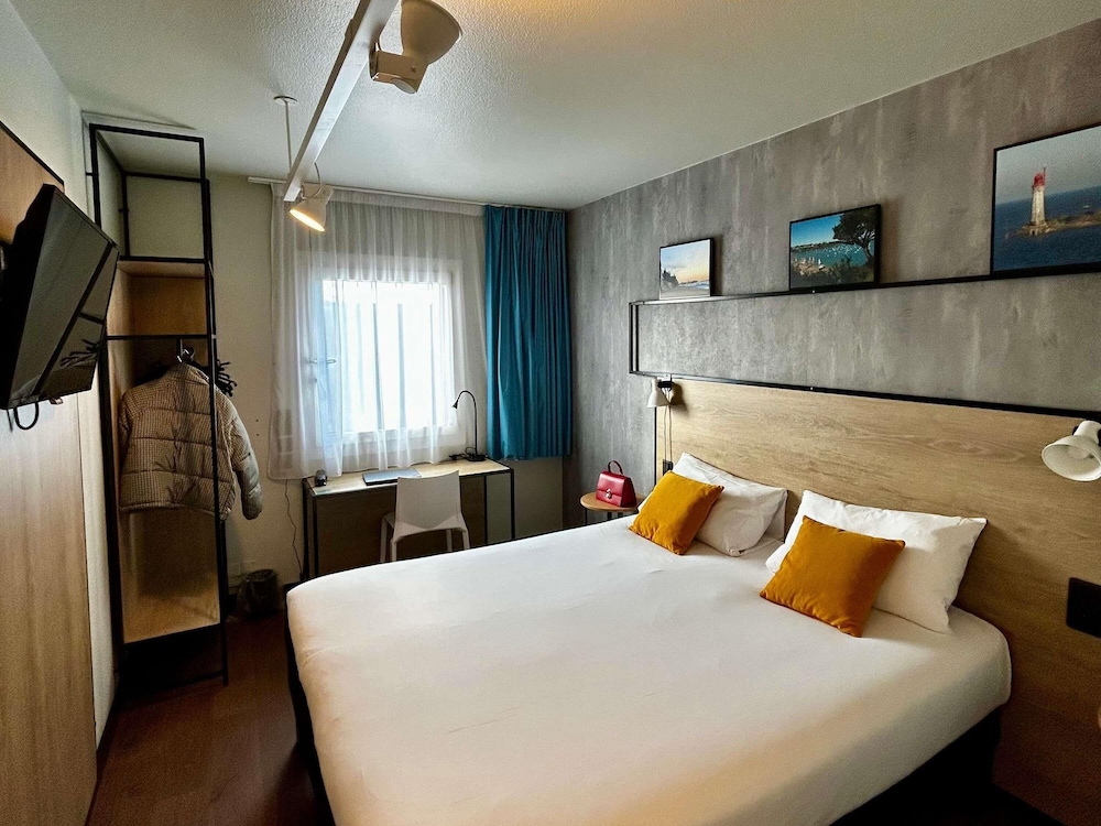Habitación con cama doble con nueva ropa de cama del hotel Ibis Saint Malo La Madeleine