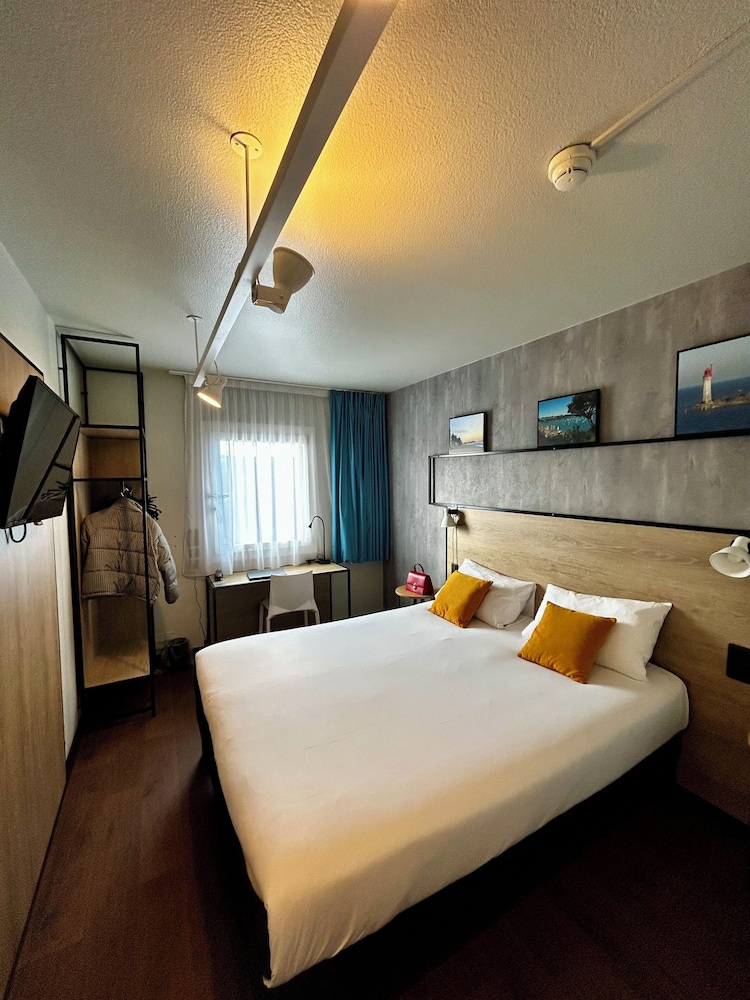 Habitación con cama doble con nueva ropa de cama del hotel Ibis Saint Malo La Madeleine. Foto 5
