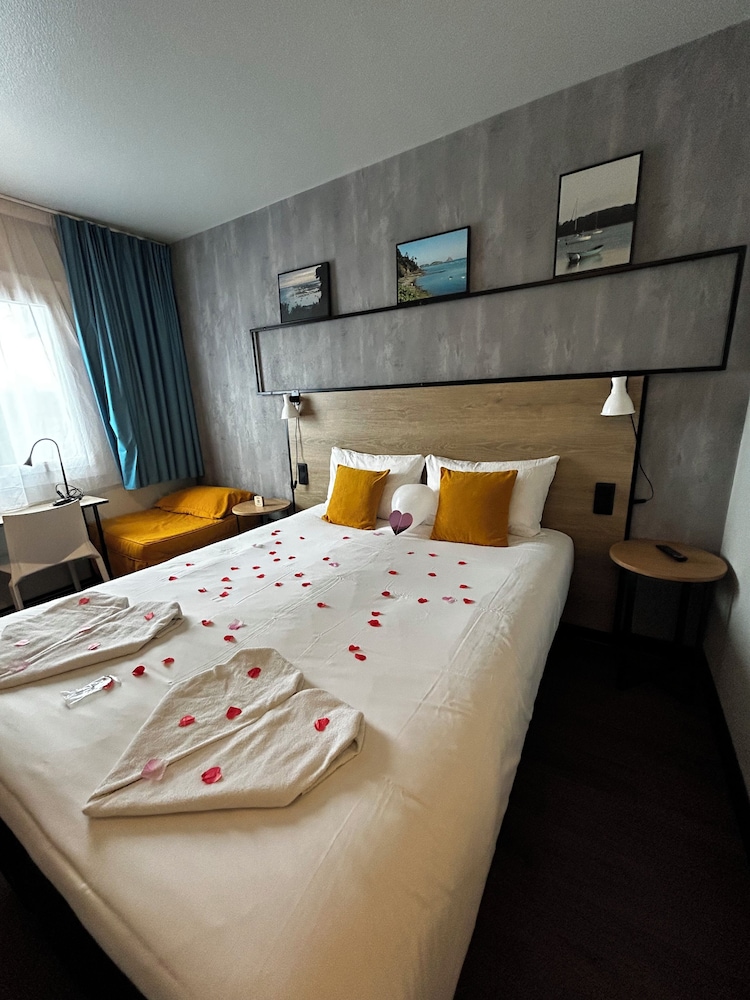Habitación con cama doble con nueva ropa de cama del hotel Ibis Saint Malo La Madeleine. Foto 6