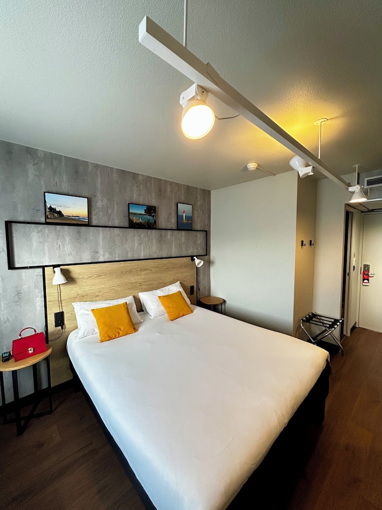 Habitación con cama doble con nueva ropa de cama del hotel Ibis Saint Malo La Madeleine. Foto 7
