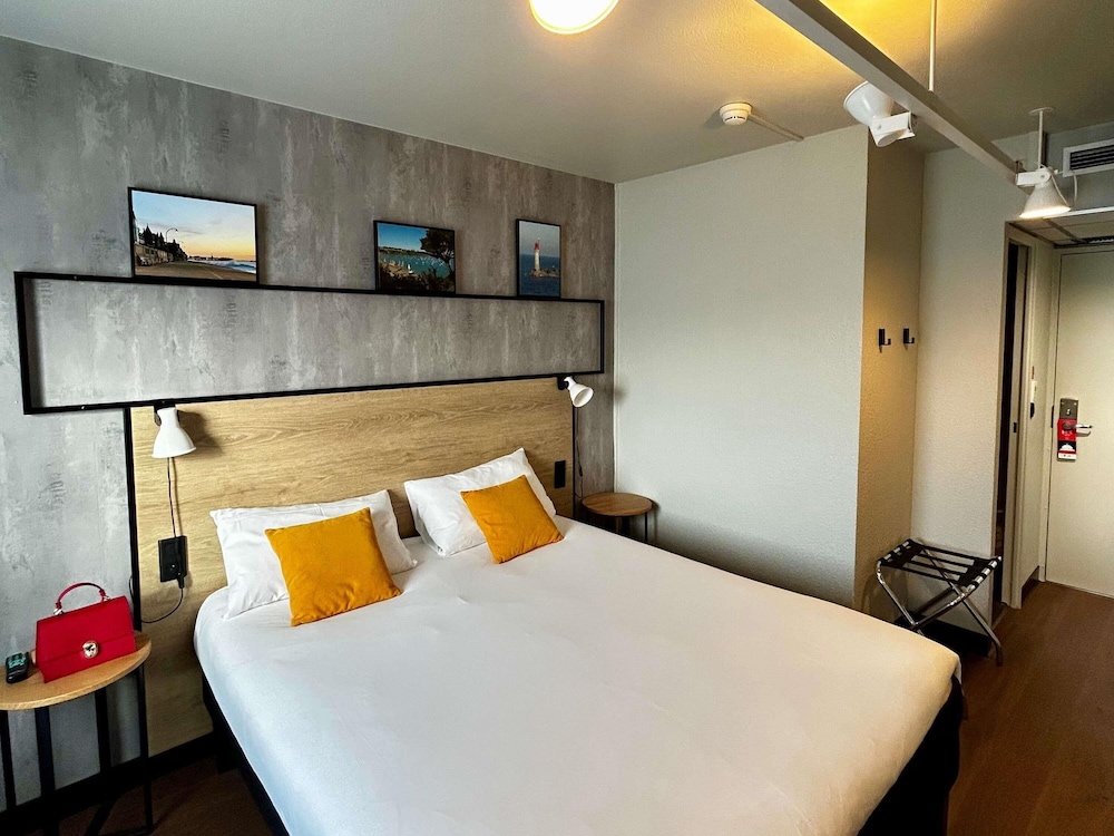 Habitación con cama doble con nueva ropa de cama del hotel Ibis Saint Malo La Madeleine. Foto 8