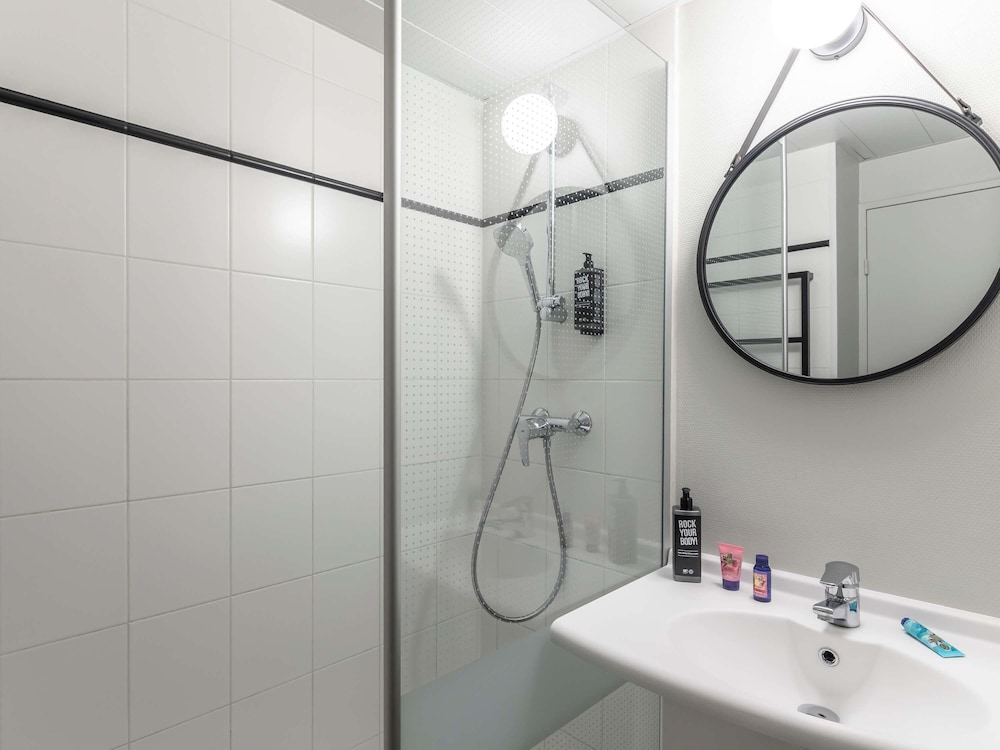 Habitación con cama doble con nueva ropa de cama del hotel Ibis Saint Malo La Madeleine. Foto 9
