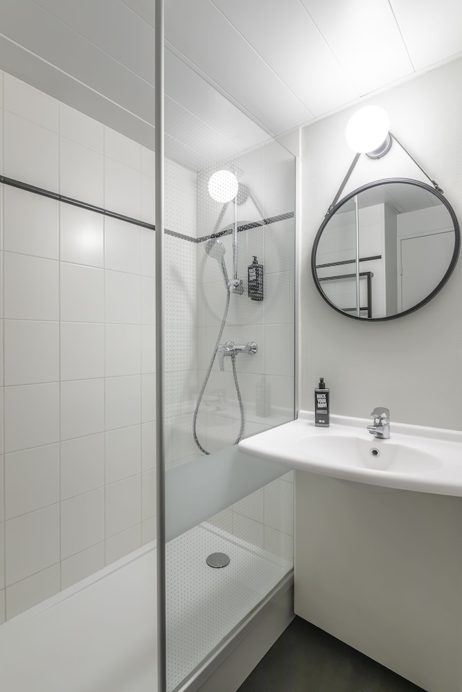 Habitación con cama doble con nueva ropa de cama del hotel Ibis Saint Malo La Madeleine. Foto 11