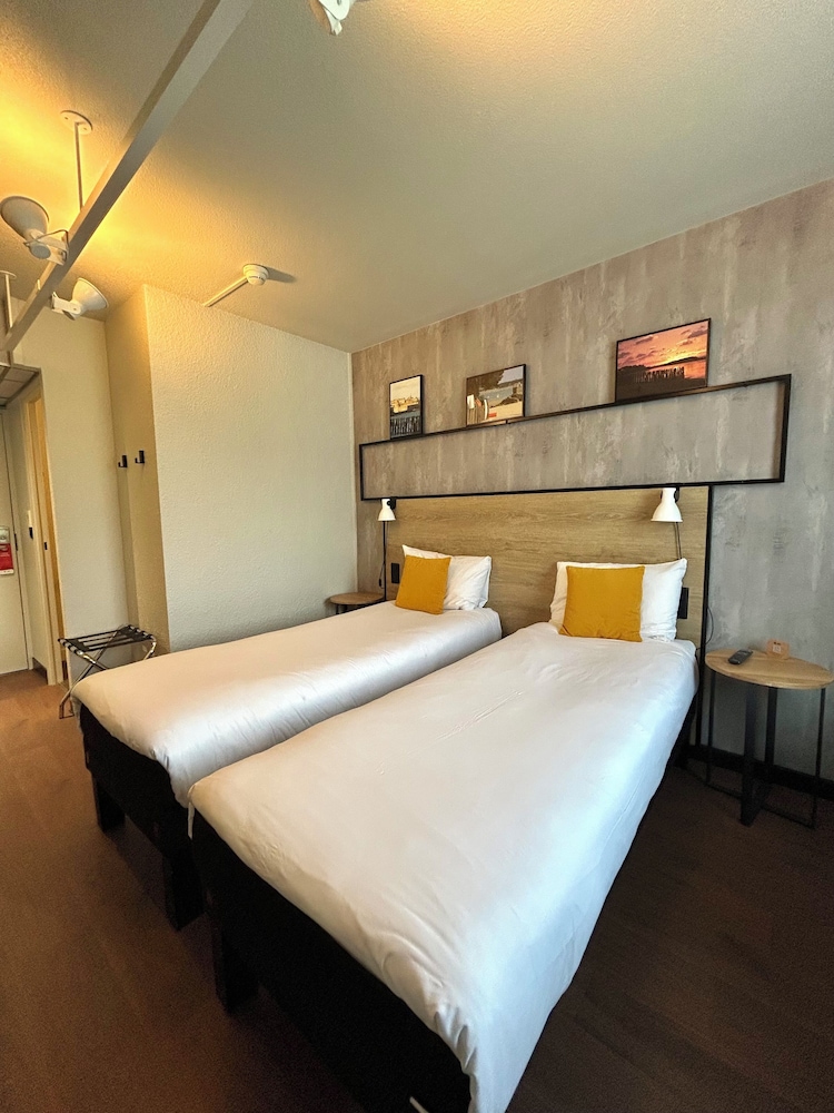 Habitación con dos camas individuales equipada con nueva ropa de cama del hotel Ibis Saint Malo La Madeleine. Foto 2