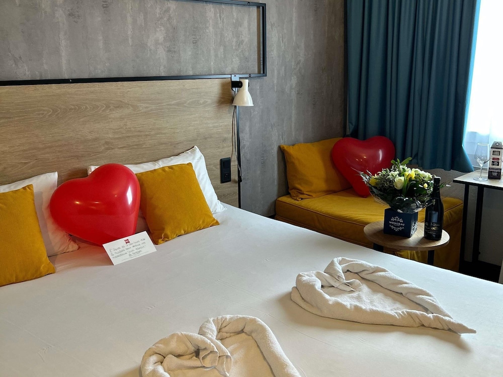 Habitación con dos camas individuales equipada con nueva ropa de cama del hotel Ibis Saint Malo La Madeleine. Foto 3