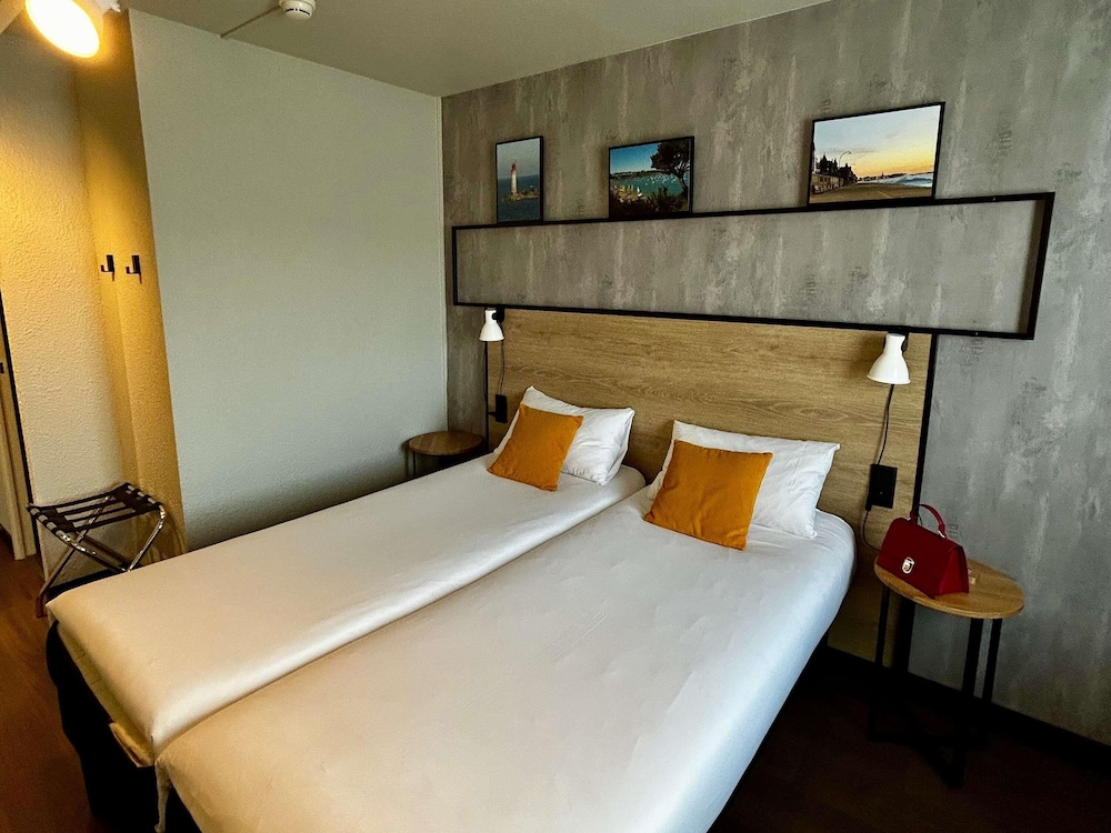 Habitación con dos camas individuales equipada con nueva ropa de cama del hotel Ibis Saint Malo La Madeleine. Foto 4
