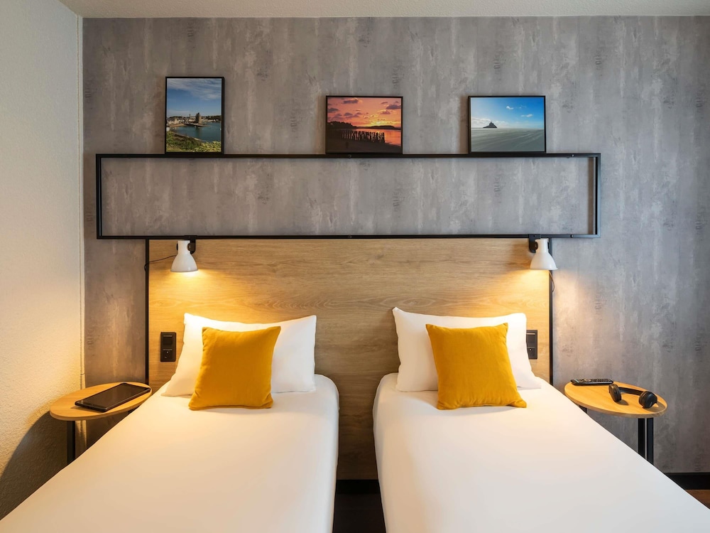 Habitación con dos camas individuales equipada con nueva ropa de cama del hotel Ibis Saint Malo La Madeleine. Foto 5