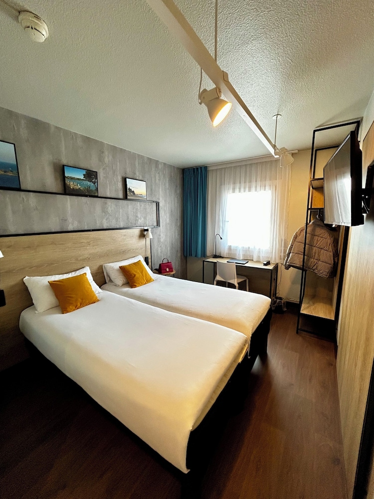 Habitación con dos camas individuales equipada con nueva ropa de cama del hotel Ibis Saint Malo La Madeleine. Foto 7