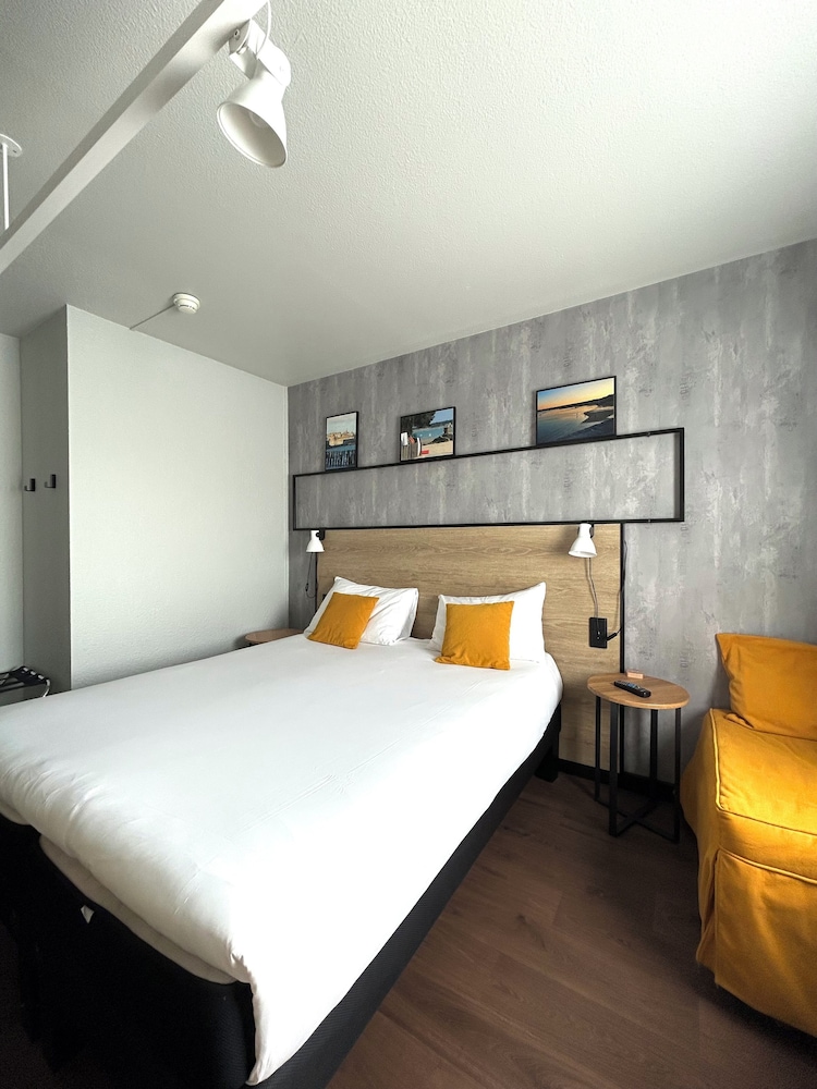 Habitación con 1 cama doble y 1 cama individual del hotel Ibis Saint Malo La Madeleine. Foto 1