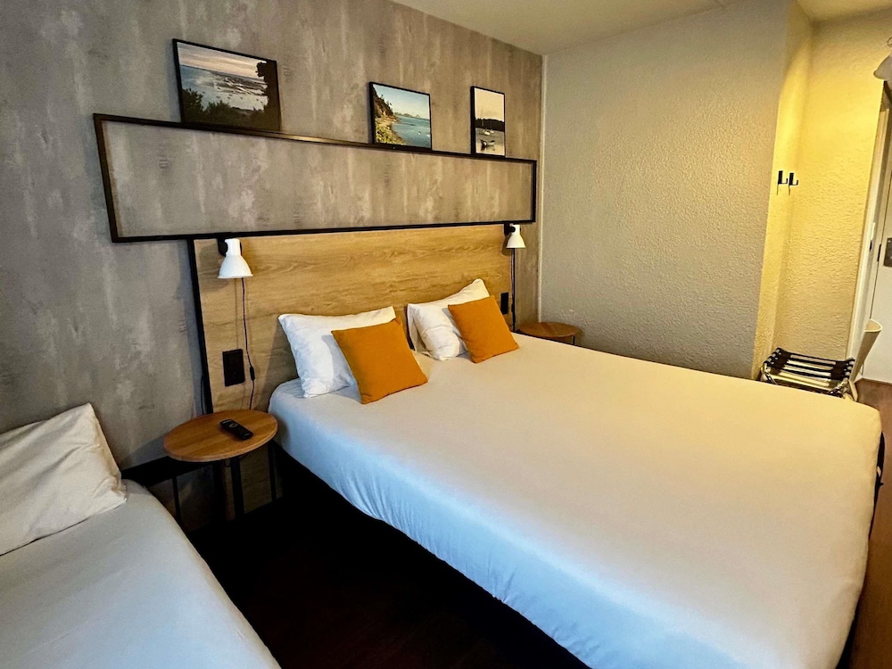 Habitación con 1 cama doble y 1 cama individual del hotel Ibis Saint Malo La Madeleine. Foto 2
