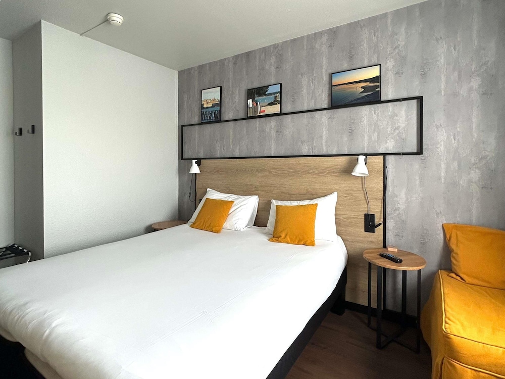 Habitación con 1 cama doble y 1 cama individual del hotel Ibis Saint Malo La Madeleine. Foto 3