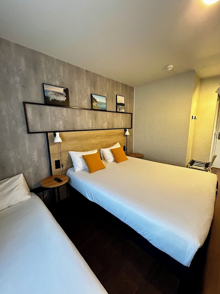 Habitación con 1 cama doble y 1 cama individual del hotel Ibis Saint Malo La Madeleine. Foto 5
