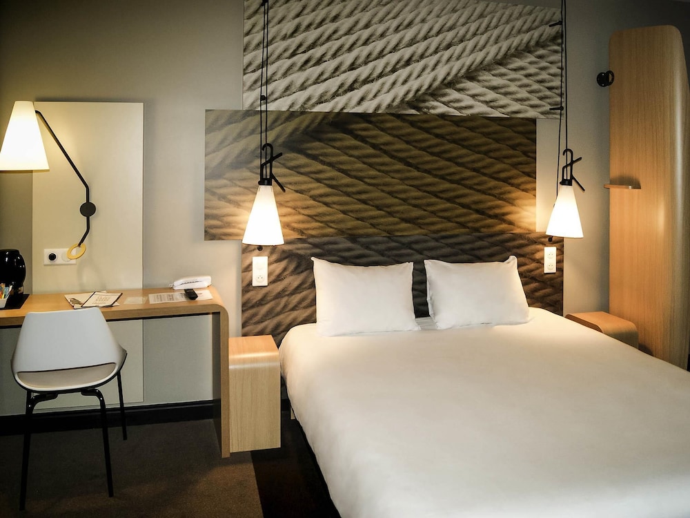 Habitación Superior para huéspedes con movilidad reducida con ducha de acceso directo del hotel Ibis Saint Malo La Madeleine