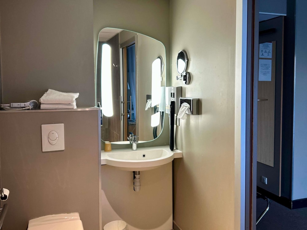 Habitación Superior para huéspedes con movilidad reducida con ducha de acceso directo del hotel Ibis Saint Malo La Madeleine. Foto 2