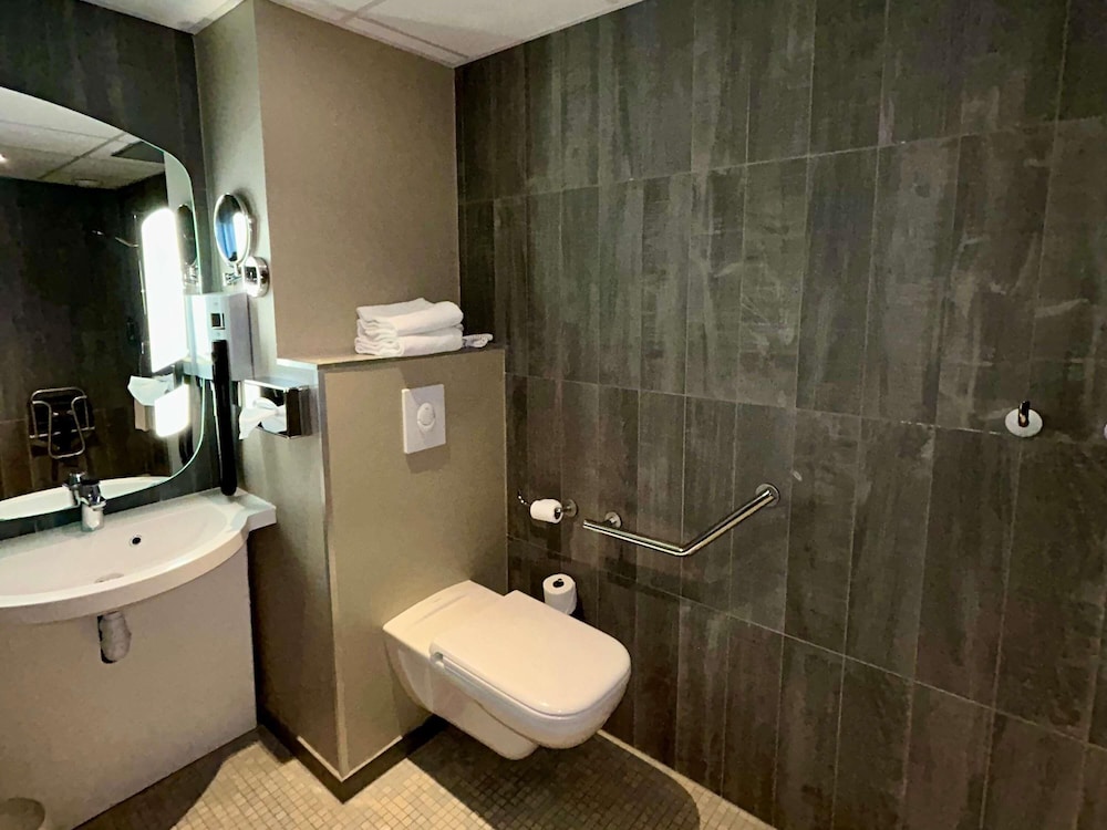 Habitación Superior para huéspedes con movilidad reducida con ducha de acceso directo del hotel Ibis Saint Malo La Madeleine. Foto 3