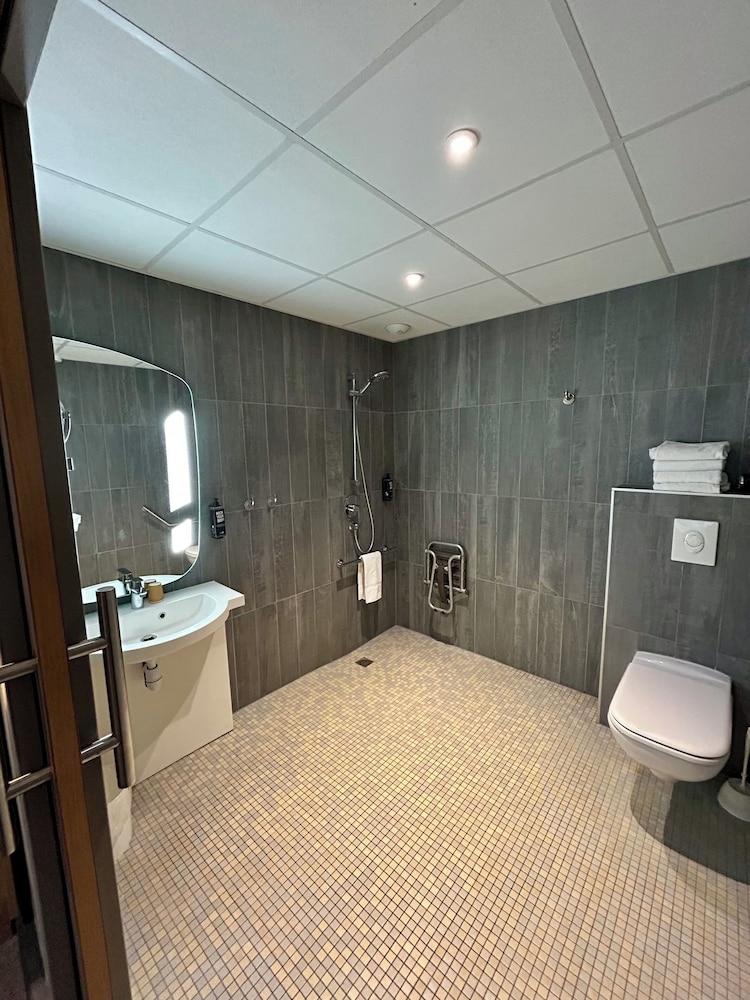 Habitación Superior para huéspedes con movilidad reducida con ducha de acceso directo del hotel Ibis Saint Malo La Madeleine. Foto 4