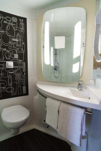 Habitación Doble Estándar del hotel Ibis Honfleur. Foto 5