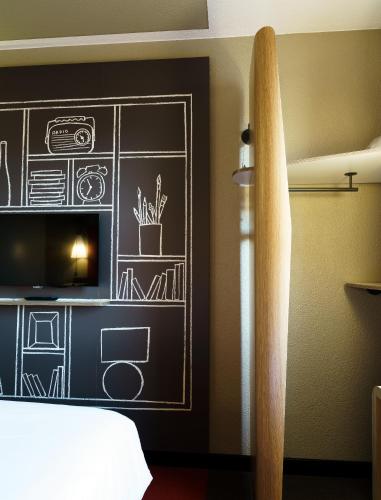 Habitación Doble Estándar del hotel Ibis Honfleur. Foto 9