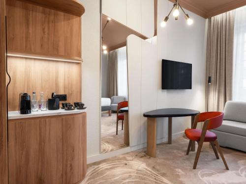 Habitación Doble Deluxe con sofá del hotel Mövenpick Hotel Budapest Centre