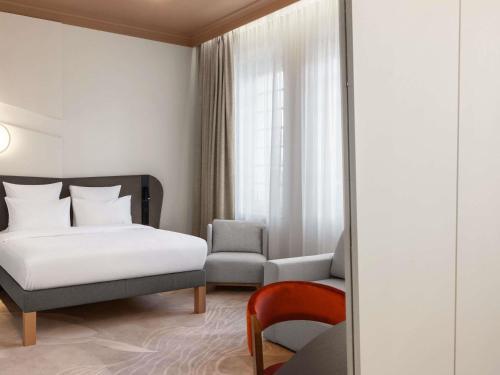 Habitación Doble Deluxe con sofá del hotel Mövenpick Hotel Budapest Centre. Foto 8