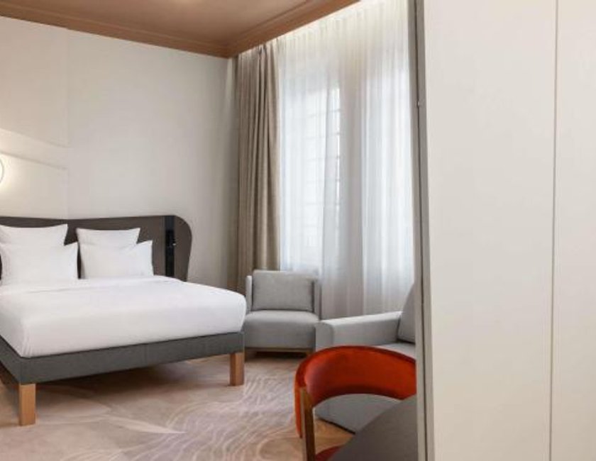 Habitación Doble Deluxe con Sofá del hotel Mövenpick Hotel Budapest Centre. Foto 13