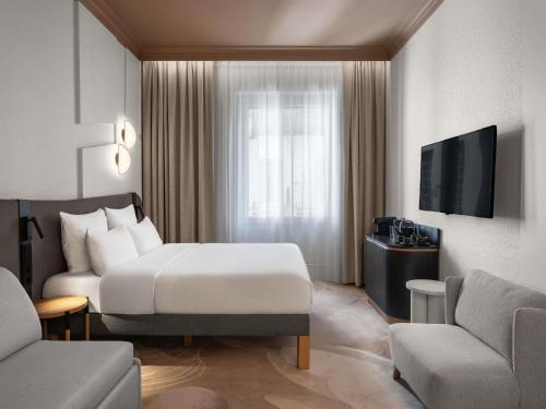 Habitación Doble Deluxe con sofá del hotel Mövenpick Hotel Budapest Centre. Foto 12
