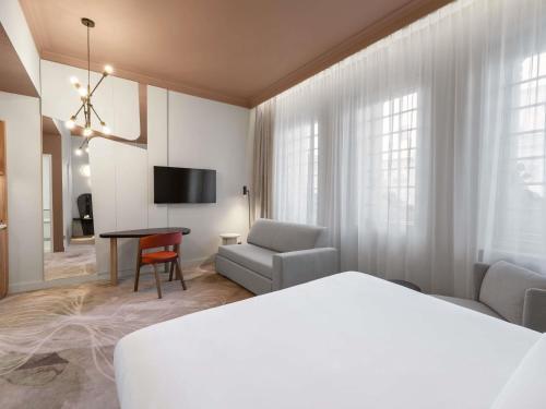 Habitación Doble Deluxe con sofá del hotel Mövenpick Hotel Budapest Centre. Foto 21