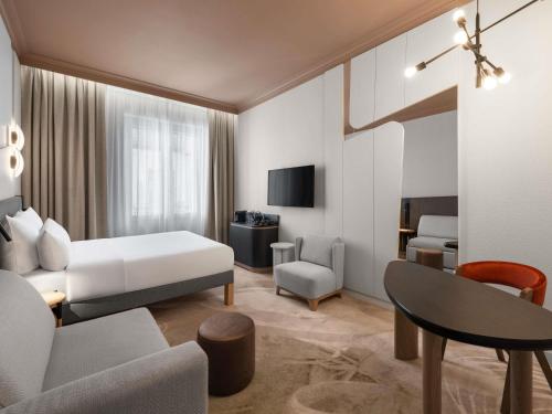 Habitación Doble Deluxe con sofá del hotel Mövenpick Hotel Budapest Centre. Foto 23