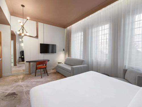 Habitación Doble Deluxe con sofá del hotel Mövenpick Hotel Budapest Centre. Foto 25