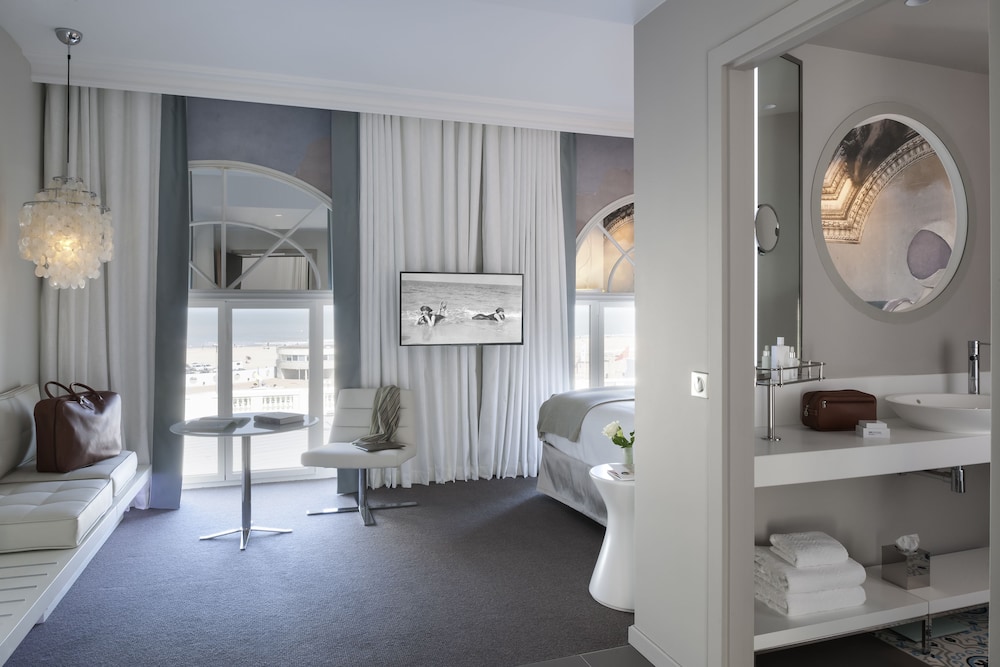 Habitación Deluxe, vistas al mar (or Harbor View) del hotel Cures Marines and Spa Trouville – Mgallery Collection. Foto 2